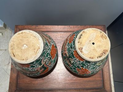 Een paar Chinese wucai vazen met feniksen en pioenrozen, Transitie periode — foto 5