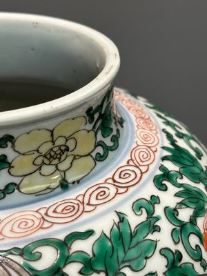 Een paar Chinese wucai vazen met feniksen en pioenrozen, Transitie periode — foto 6