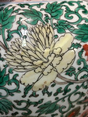Een paar Chinese wucai vazen met feniksen en pioenrozen, Transitie periode — foto 8