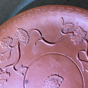 Een paar Chinese Yixing steengoed schotels met reliëfdecor, Kangxi — foto 11