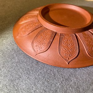 Een paar Chinese Yixing steengoed schotels met reliëfdecor, Kangxi — foto 15