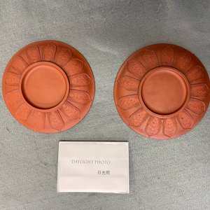 Een paar Chinese Yixing steengoed schotels met reliëfdecor, Kangxi — foto 5