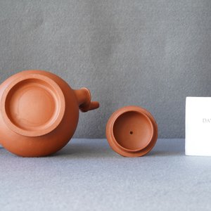 Een paar Chinese Yixing steengoed theepotten met deksels, Kangxi — foto 14