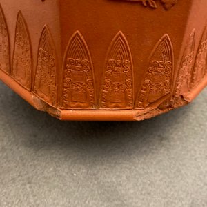 Een paar Chinese Yixing steengoed vazen met reliëfdecor, Kangxi — foto 19