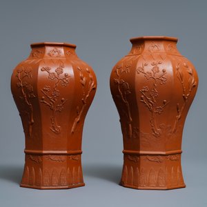 Een paar Chinese Yixing steengoed vazen met reliëfdecor, Kangxi — foto 2