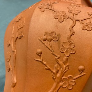 Een paar Chinese Yixing steengoed vazen met reliëfdecor, Kangxi — foto 21