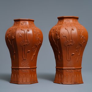 Een paar Chinese Yixing steengoed vazen met reliëfdecor, Kangxi — foto 3