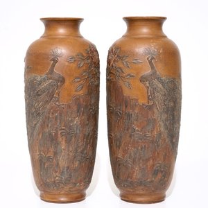 Een paar Chinese Yixing steengoed vazen met reliëfdecor van pauwen, 20e eeuw — foto 1