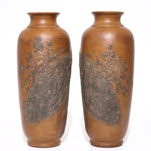Een paar Chinese Yixing steengoed vazen met reliëfdecor van pauwen, 20e eeuw — foto 4
