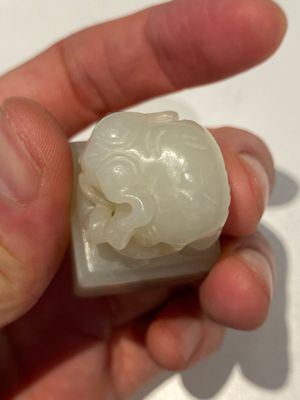 Een paar Chinese zegelstempels met olifanten in witte jade met karakters Wen Yuan Ge Bao 文渊阁寳 en Wen Hua Dian Bao 文華殿寶, Qing — foto 10