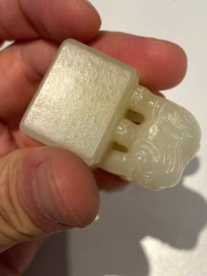 Een paar Chinese zegelstempels met olifanten in witte jade met karakters Wen Yuan Ge Bao 文渊阁寳 en Wen Hua Dian Bao 文華殿寶, Qing — foto 11