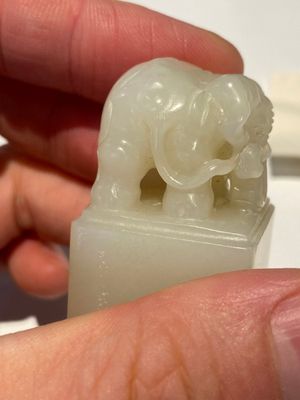 Een paar Chinese zegelstempels met olifanten in witte jade met karakters Wen Yuan Ge Bao 文渊阁寳 en Wen Hua Dian Bao 文華殿寶, Qing — foto 3