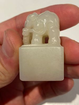 Een paar Chinese zegelstempels met olifanten in witte jade met karakters Wen Yuan Ge Bao 文渊阁寳 en Wen Hua Dian Bao 文華殿寶, Qing — foto 9