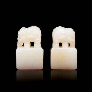 Een paar Chinese zegelstempels met olifanten in witte jade met karakters Wen Yuan Ge Bao 文渊阁寳 en Wen Hua Dian Bao 文華殿寶, Qing — foto 4