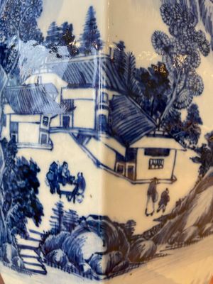 Een paar Chinese zeshoekige blauw-witte vazen met berglandschappen, 19e eeuw — foto 12