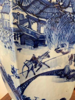 Een paar Chinese zeshoekige blauw-witte vazen met berglandschappen, 19e eeuw — foto 7