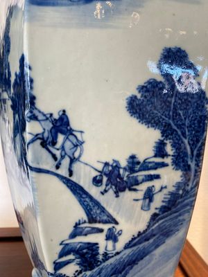 Een paar Chinese zeshoekige blauw-witte vazen met berglandschappen, 19e eeuw — foto 9