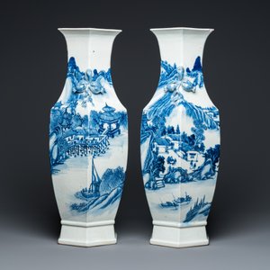 Een paar Chinese zeshoekige blauw-witte vazen met berglandschappen, 19e eeuw — foto 2