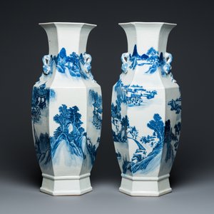 Een paar Chinese zeshoekige blauw-witte vazen met berglandschappen, 19e eeuw — foto 3