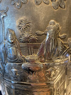 Een paar Chinese zilveren vazen met decor van 'Guo Ziyi's verjaardag', Qingyun 慶雲 merk, 19e eeuw — foto 13