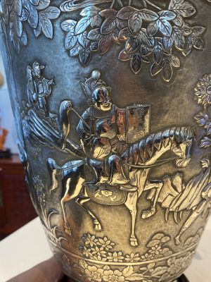 Een paar Chinese zilveren vazen met decor van 'Guo Ziyi's verjaardag', Qingyun 慶雲 merk, 19e eeuw — foto 23