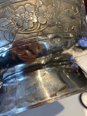 Een paar Chinese zilveren vazen met decor van 'Guo Ziyi's verjaardag', Qingyun 慶雲 merk, 19e eeuw — foto 31