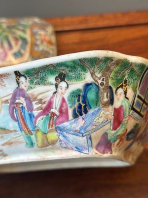 Een paar 'CSM' gemonogrammeerde Chinese famille rose dekselterrines, Jiaqing — foto 17