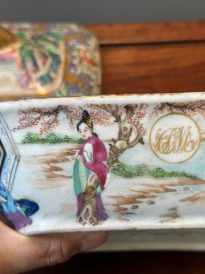 Een paar 'CSM' gemonogrammeerde Chinese famille rose dekselterrines, Jiaqing — foto 18