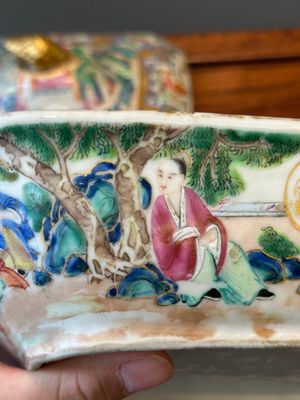 Een paar 'CSM' gemonogrammeerde Chinese famille rose dekselterrines, Jiaqing — foto 21