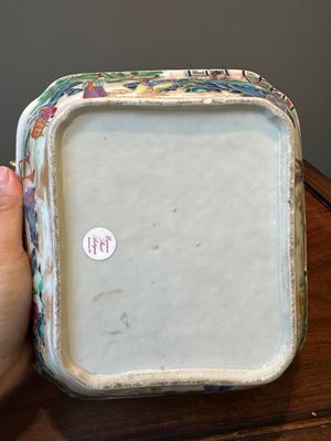 Een paar 'CSM' gemonogrammeerde Chinese famille rose dekselterrines, Jiaqing — foto 22