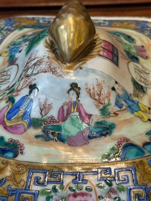 Een paar 'CSM' gemonogrammeerde Chinese famille rose dekselterrines, Jiaqing — foto 27
