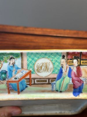 Een paar 'CSM' gemonogrammeerde Chinese famille rose dekselterrines, Jiaqing — foto 35