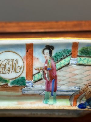 Een paar 'CSM' gemonogrammeerde Chinese famille rose dekselterrines, Jiaqing — foto 39