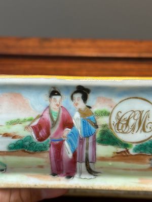 Een paar 'CSM' gemonogrammeerde Chinese famille rose dekselterrines, Jiaqing — foto 40