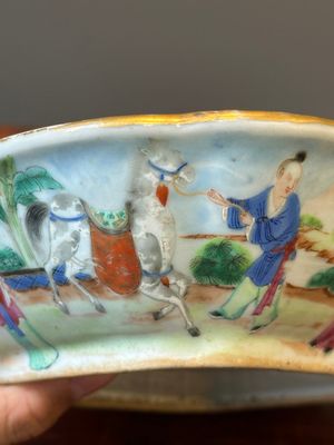Een paar 'CSM' gemonogrammeerde Chinese famille rose dekselterrines, Jiaqing — foto 41