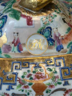 Een paar 'CSM' gemonogrammeerde Chinese famille rose dekselterrines, Jiaqing — foto 6
