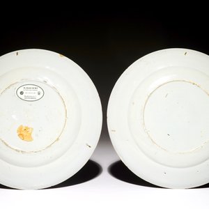 Een paar deels zwart Delftse borden met chinoiseriedecor in Yongzheng-stijl, 18e eeuw — foto 2