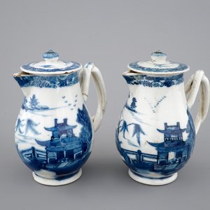 Een paar dekselkannetjes in blauw-witte Chinees exportporselein, 18e eeuw — foto 1