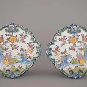 Een paar Delfts aardewerken chinoiserie plaquettes, gedateerd 1757 — foto 1
