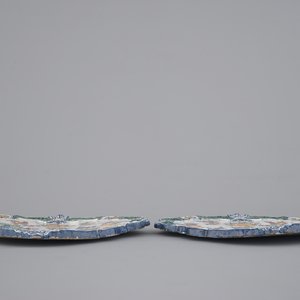 Een paar Delfts aardewerken chinoiserie plaquettes, gedateerd 1757 — foto 5