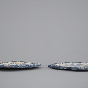 Een paar Delfts aardewerken chinoiserie plaquettes, gedateerd 1757 — foto 8