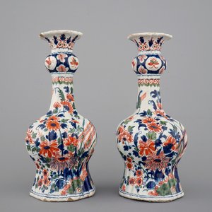 Een paar Delfts aardewerken geribde vaasjes in cachemire palet, ca. 1700 — foto 1