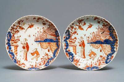 Een paar Delfts doré Imari-stijl plooischotels met chinoiserie decor, 18e eeuw