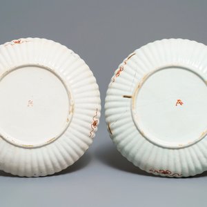 Een paar Delfts doré Imari-stijl plooischotels met chinoiserie decor, 18e eeuw — foto 2