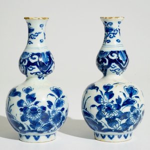 Een paar Delftse blauw-witte kalebasvaasjes met floraal decor, 1e kwart 18e eeuw — foto 1