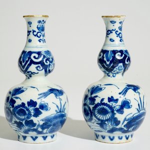 Een paar Delftse blauw-witte kalebasvaasjes met floraal decor, 1e kwart 18e eeuw — foto 2
