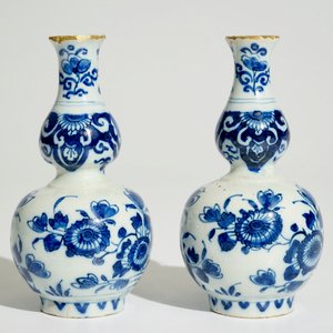 Een paar Delftse blauw-witte kalebasvaasjes met floraal decor, 1e kwart 18e eeuw — foto 3