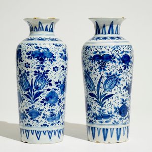 Een paar Delftse blauw-witte rouleau vazen met tulpen en bloemenslingers, 17/18e eeuw — foto 3