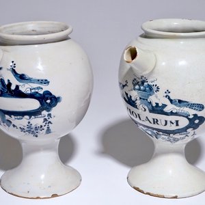 Een paar Delftse blauw-witte siroopkannen, 18e eeuw — foto 1