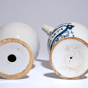 Een paar Delftse blauw-witte siroopkannen, 18e eeuw — foto 7